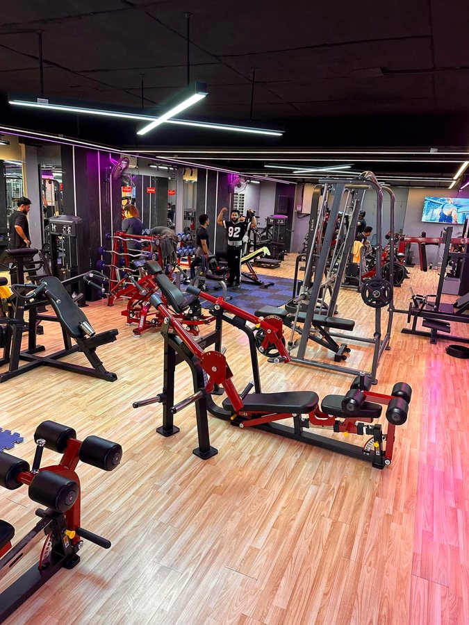 Benches and machine rows along the mirrored wall